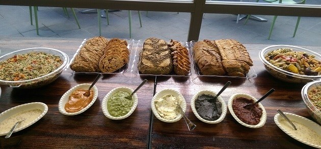 לחמים, ממרחים, סלטים, קפה ותה. בר ארוחת בוקר או צהריים